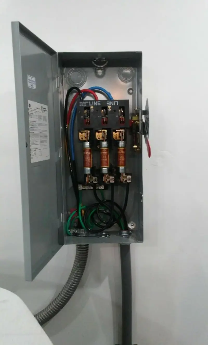 Three-phase disconnect switch installed for Smoke Detector Installation in Shafter